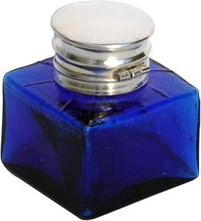 Encrier carré en verre bleu colbalt argent antique. DIAYTAR COTE D'IVOIRE se différencie par son engagement envers la qualité et la satisfaction client. Notre équipe travaille sans relâche pour sélectionner les meilleurs produits et vous offrir une expérience d'achat en ligne inégalée. Avec plus de 300 000 références, nous sommes votre partenaire idéal pour tous vos achats en ligne en Côte d'Ivoire.
