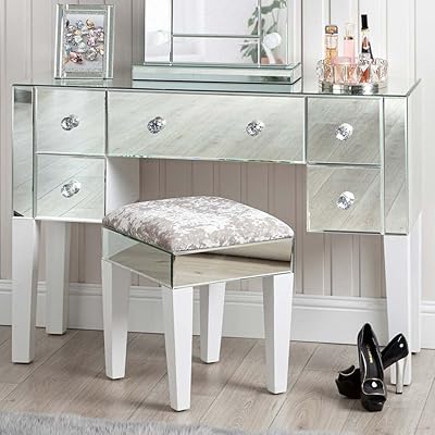 Coiffeuse avec miroir vanity living, table de maquillage de luxe en verre argenté, table moderne avec 5 tiroirs de rangement pour meubles de chambre à coucher. La boutique en ligne DIAYTAR COTE D'IVOIRE propose une expérience d'achat en ligne fluide et sécurisée. Les clients peuvent naviguer facilement sur le site et trouver des produits qui répondent à leurs besoins. De plus, la boutique propose des promotions et des réductions régulières, ce qui permet aux clients de faire des économies.