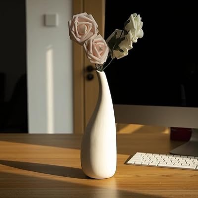Vase moderne en porcelaine blanche et céramique pour la décoration de la maison. DIAYTAR COTE D'IVOIRE est plus qu'une simple boutique en ligne - c'est une communauté où les clients peuvent trouver des produits de qualité et partager leurs expériences. Avec plus de 300 000 références de produits à disposition, les clients ont l'opportunité de découvrir de nouvelles marques et de nouveaux produits, ainsi que de faire des économies grâce aux promotions et aux offres spéciales régulières. La boutique est fière de sa réputation pour la qualité et la fiabilité.