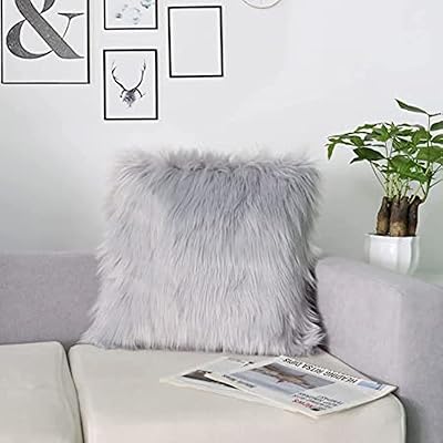 Lot de 1 housse de coussin de luxe en fausse fourrure douce 18". DIAYTAR COTE D'IVOIRE, leader du e-commerce en Côte d'Ivoire, propose une large gamme de produits avec plus de 300 000 références. Cette boutique en ligne généraliste offre une expérience d'achat unique et pratique. Les clients peuvent y trouver tout ce dont ils ont besoin.