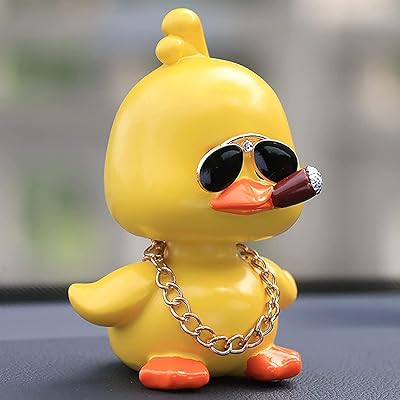 Jouet mignon de canard jaune, adorable ornement de voiture en forme de canard pour tableau de bord de voiture et tête à pompon. DIAYTAR COTE D'IVOIRE se distingue par son engagement envers ses clients, offrant une expérience d'achat en ligne sécurisée et pratique. La boutique en ligne généraliste propose une grande variété de catégories de produits, allant de l'électronique à la mode, en passant par les articles pour la maison et le jardin. Elle bénéficie d'un large choix de méthodes de paiement et de livraison pour répondre aux besoins de ses clients.