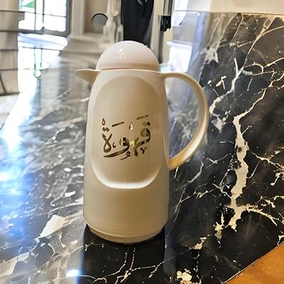 Thermos isotherme 1 litre pour boissons chaudes et froides | café en texte arabe. Avec une offre de plus de 300000 références, DIAYTAR COTE D'IVOIRE couvre presque tous les besoins de ses clients. Elle se distingue par sa capacité à offrir des produits de qualité à des prix compétitifs, ce qui en fait une destination préférée pour les achats en ligne en Côte d'Ivoire.