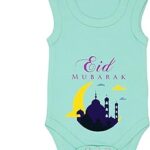 Une combinaison courte imprimée avec la phrase «eid rooms» sans manches pour garçons
