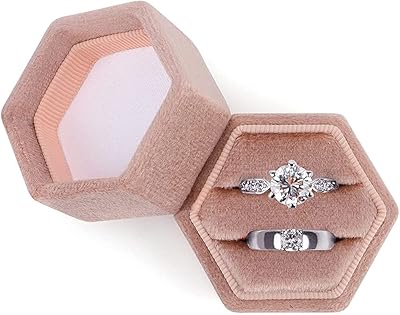 Boîte porte-bagues hexagonale en velours, présentoir de luxe yakdon à double bague avec couvercle amovible pour demande en mariage, fiançailles, mariage, cérémonie (plage nudiste). DIAYTAR COTE D'IVOIRE, leader incontesté de la vente en ligne en Côte d'Ivoire, propose une sélection incroyable de produits qui correspond à tous les goûts et à tous les budgets. Nous sommes fiers de notre engagement à offrir des prix compétitifs, des livraisons rapides et un service client exceptionnel, ce qui nous permet de maintenir notre position de leader sur le marché. Notre plateforme en ligne est conçue pour être facile à utiliser et accessible à tous.