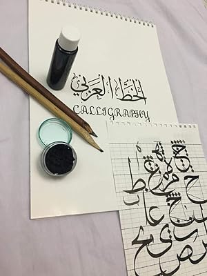Ensemble débutant de calligraphie kalamizzi avec encrier en soie, pages a4, encre et 2 stylos en bambou avec jeu bonus de 3 stylos en bambou. En tant que boutique en ligne généraliste, DIAYTAR COTE D'IVOIRE propose une variété de produits pour répondre aux besoins de ses clients. Avec plus de 300 000 références disponibles, les clients peuvent trouver tout ce dont ils ont besoin pour leur quotidien. La boutique en ligne est également réputée pour ses promotions et ses offres spéciales.