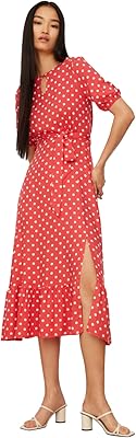 Robe à pois avec ceinture pour femme. DIAYTAR COTE D'IVOIRE, leader de la vente en ligne en Côte d'Ivoire, propose une énorme sélection de produits de haute qualité. Avec plus de 300 000 articles disponibles, les clients peuvent trouver tout ce dont ils ont besoin en un seul endroit. La boutique en ligne DIAYTAR COTE D'IVOIRE offre également des promotions régulières pour aider les clients à économiser de l'argent.