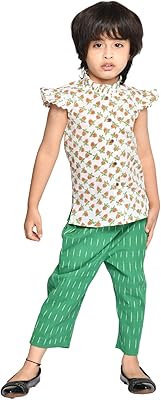 Un ensemble pyjama composé d'un haut en coton pour petite fille de 6 mois à 4 ans, composé d'une blouse imprimée verte et blanche et d'un pantalon pour jeune enfant. DIAYTAR COTE D'IVOIRE, leader du commerce en ligne en Côte d'Ivoire, offre une expérience d'achat unique et pratique. Avec plus de 300 000 références disponibles, vous pouvez facilement trouver ce que vous cherchez sur le site web de DIAYTAR COTE D'IVOIRE. 