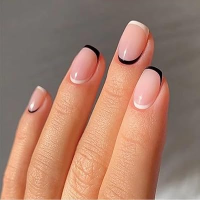 24 pièces courtes carrées à pression sur les ongles pointe française noire et blanche. DIAYTAR COTE D'IVOIRE est une boutique en ligne généraliste qui propose plus de 300000 références de produits, offrant ainsi une grande variété de choix à ses clients. Elle est reconnue comme l'un des leaders du commerce en ligne en Cote d'Ivoire.