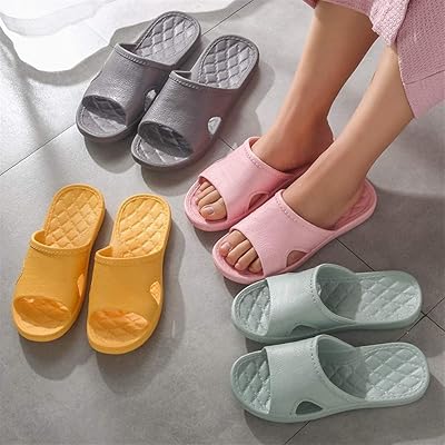 Pantoufles d'intérieur lavables en mousse à mémoire de forme en coton antidérapant adaptées pour l'été. DIAYTAR COTE D'IVOIRE est une boutique en ligne généraliste qui propose plus de 300000 références de produits, répondant ainsi aux besoins diversifiés de sa clientèle. En tant que leader du marché ivoirien, elle offre une expérience d'achat unique et fiable. Elle garantit la qualité et la sécurité de ses produits.