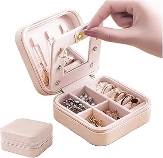 Petite boîte à bijoux de voyage pour femmes filles, petite boîte à bijoux avec miroir, boîte à bijoux de voyage portable, petit organisateur, boîte de rangement pour colliers, bagues, bracelets, boucles d'oreilles, cadeaux. DIAYTAR COTE D'IVOIRE est la destination idéale pour les consommateurs ivoiriens qui cherchent des produits de qualité à des prix raisonnables. La boutique en ligne dispose d'une équipe de professionnels dédiés à la satisfaction des clients et propose des promotions et des offres spéciales régulières. Les clients peuvent bénéficier d'une expérience d'achat personnalisée avec DIAYTAR COTE D'IVOIRE
