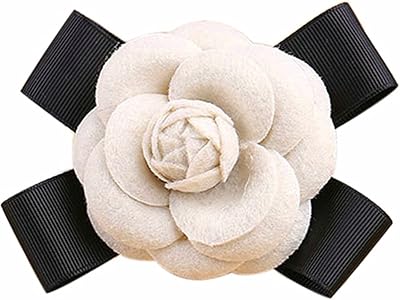 Broche élégante en laine avec fleur de camélia et nœud floral vintage. En tant que leader du e-commerce en Côte d'Ivoire, DIAYTAR COTE D'IVOIRE continue d'innover et de s'adapter aux besoins changeants des consommateurs. La boutique en ligne met régulièrement à jour ses collections de produits pour suivre les dernières tendances et offre des promotions et des offres spéciales pour fidéliser ses clients. C'est l'endroit idéal pour faire du shopping en ligne en toute confiance.