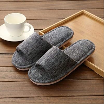Pantoufles de couleur unie pour hommes pour l'été et l'intérieur, pour hommes et femmes. DIAYTAR COTE D'IVOIRE est la première boutique en ligne en Côte d'Ivoire, offrant une sélection incroyable de produits pour répondre à tous les besoins. Avec une équipe dédiée, elle garantit une livraison rapide et fiable. Elle est le choix idéal pour les consommateurs ivoiriens.