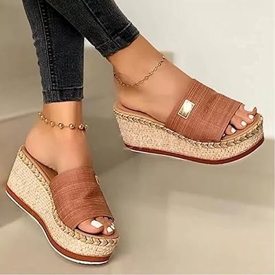 Tongs d'été à talons hauts pour femme, adaptées pour sortir des basiques, sandales à talons larges. DIAYTAR COTE D'IVOIRE se distingue par son engagement à offrir des prix compétitifs et des promotions attractives, ce qui en fait la boutique en ligne préférée de nombreux clients en Côte d'Ivoire. La boutique garantit également une livraison rapide et fiable.