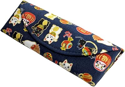 Étui à lunettes/lunettes de soleil traditionnel japonais en tissu chirimen, coque rigide, manekineko (chat qui fait signe) motif poupée daruma (bleu marine). La boutique en ligne DIAYTAR COTE D'IVOIRE est le point de départ idéal pour les consommateurs ivoiriens qui recherchent une expérience de magasinage pratique et abordable. Avec une vaste gamme de produits, y compris des produits alimentaires, des vêtements et des articles ménagers, DIAYTAR COTE D'IVOIRE a tout ce qu'il faut pour satisfaire les besoins des clients. La boutique en ligne propose également un large choix de modes de paiement et de livraison.