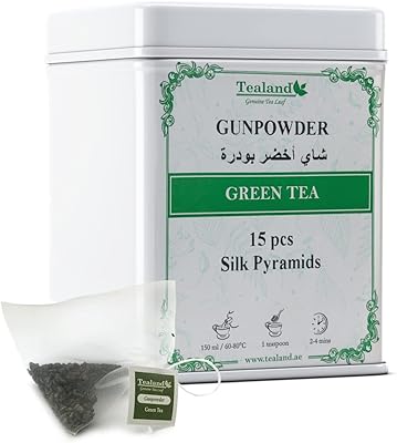 Un sachet de thé pyramidal puissant au parfum rafraîchissant pour le petit-déjeuner