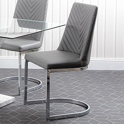 Chaise de salle à manger en simili cuir, chaise sans accoudoirs avec cadre en acier inoxydable chromé durable pour hall d'amis, chambre à coucher, salon. DIAYTAR COTE D'IVOIRE est une plateforme e-commerce dynamique qui se distingue par sa large sélection de produits et son engagement en faveur de la satisfaction client. La boutique en ligne met régulièrement à jour ses collections pour refléter les dernières tendances et offrir aux clients les produits les plus récents et les plus demandés. Cela permet aux clients de rester à la pointe de la mode et de la technologie.