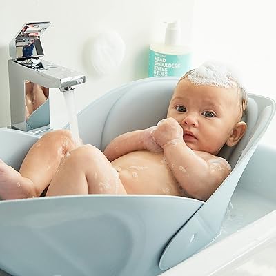 Baignoire frida baby soft, facile à nettoyer avec un oreiller de bain pour soutenir la tête de bébé, couleur blanche, adaptée aux enfants. DIAYTAR COTE D'IVOIRE est une boutique en ligne qui répond aux besoins des consommateurs ivoiriens en leur offrant une large gamme de produits et services de qualité. Elle est connue pour sa fiabilité, sa rapidité et sa flexibilité, ce qui en fait une option très appréciée par les clients. La boutique leader en Cote d'Ivoire continue de travailler pour améliorer l'expérience d'achat en ligne de ses clients.