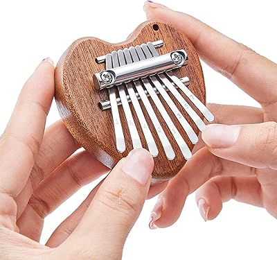 Mini piano kalimba à 8 touches pour débutants, cadeaux pour enfants et amateurs de musique, accessoires de porte-clés avec pendentif d'instrument mignon, superbe ornement de piano à doigt d'arbre de noël (cœur). DIAYTAR COTE D'IVOIRE est une plateforme de commerce électronique offrant un large choix de produits à ses clients. Avec plus de 300 000 références, elle couvre divers domaines tels que la mode, les produits alimentaires et les accessoires.