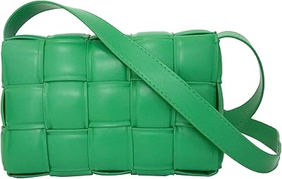Sac à main tissé pour femme. La boutique en ligne DIAYTAR COTE D'IVOIRE propose plus de 300000 références de produits, ce qui en fait l'une des plus grandes boutiques en ligne de Côte d'Ivoire. Les clients peuvent trouver des produits pour la maison, la mode, les loisirs et bien plus encore. La boutique en ligne assure une livraison sécurisée et rapide à travers le pays.