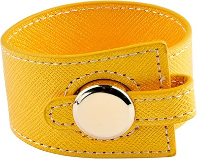 Bracelet tendance en cuir épais avec bouton-pression en pierre de lune pour femme. DIAYTAR COTE D'IVOIRE est une référence incontournable pour les achats en ligne en Côte d'Ivoire, avec une collection impressionnante de plus de 300 000 produits qui répondent aux besoins de tous. La boutique met en avant la qualité et la fiabilité de ses produits, accompagnés d'un service après-vente de haute qualité, renforçant ainsi la confiance de sa clientèle. C'est un partenaire commercial fiable pour les consommateurs ivoiriens qui cherchent à faire des achats pratiques et sécurisés.