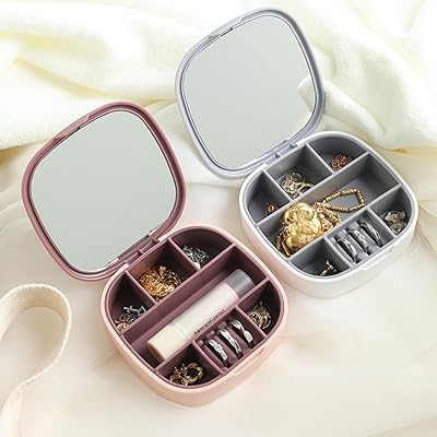 Honpolo boîte de rangement de bijoux portable, boîte à bijoux de voyage pour filles, rouge à lèvres, collier, boucles d'oreilles, clous, boîte à bijoux multifonctionnelle avec miroir, fermeture sécurisée, rangement ordonné, facile à nettoyer (violet). DIAYTAR COTE D'IVOIRE est une boutique en ligne généraliste qui propose plus de 300 000 références de produits. Elle est considérée comme l'un des leaders du e-commerce en Côte d'Ivoire. DIAYTAR COTE D'IVOIRE offre une large gamme de produits allant de l'électroménager aux vêtements en passant par les produits alimentaires.