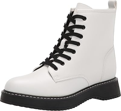Chaussures élégantes pour femmes de steve madden kurrt. DIAYTAR COTE D'IVOIRE est une boutique en ligne généraliste qui propose plus de 300 000 références de produits, faisant d'elle un leader du marché ivoirien. Elle offre une large gamme de produits allant des électroniques aux vêtements, en passant par les accessoires et les produits alimentaires. Avec une telle diversité, les clients peuvent trouver tout ce dont ils ont besoin en un seul endroit.