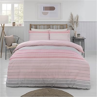 Ensemble housse de couette et taie d'oreiller réversibles à rayures rose foncé et gris sleepdown pour lit simple, double et super king size. La boutique en ligne DIAYTAR COTE D'IVOIRE se distingue par son offre immense et diversifiée, allant des produits électroménagers aux vêtements en passant par les accessoires et les produits alimentaires, répondant ainsi aux besoins quotidiens de sa clientèle.