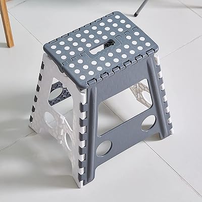 Kino 16 pouces tabouret pliant antidérapant pour enfants et adultes avec poignée robuste pour adultes et enfants tabouret de cuisine pliant portable léger. DIAYTAR COTE D'IVOIRE est votre destination de choix pour faire du shopping en ligne en Côte d'Ivoire, avec une offre immense de produits qui s'étend des électroménagers aux vêtements en passant par les produits alimentaires. La boutique met à disposition des outils de recherche avancés pour faciliter la navigation. Les frais de livraison sont également très compétitifs.