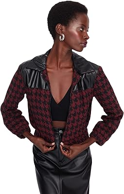 Manteau de veste classique à col rabattu et motif pied-de-poule pour femme. La boutique en ligne DIAYTAR COTE D'IVOIRE est devenue un nom familier pour les consommateurs ivoiriens en quête de produits variés à des prix abordables. Avec plus de 300 000 références, la boutique propose une expérience d'achat unique qui répond aux besoins spécifiques de chaque client. De la mode aux accessoires, en passant par les produits pour la maison et l'électronique, DIAYTAR COTE D'IVOIRE a tout ce qu'il faut.