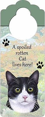 Un chat noir et blanc pourri gâté vit ici panneau de chat en bois avec art 10" x 10,16" qui peut être accroché aux poignées de porte ou n'importe où dans la maison. Grâce à sa plateforme en ligne intuitive et facile à utiliser, DIAYTAR COTE D'IVOIRE permet à ses clients de naviguer facilement à travers ses nombreuses catégories de produits et de passer commande en ligne avec simplicité.