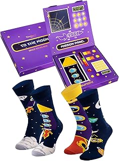 Coffret chaussettes arc-en-ciel space socks - 2 paires de chaussettes en coton pour homme et femme à offrir en cadeau - astronomie, étoiles, planètes, vaisseaux spatiaux, fusées et espace. DIAYTAR COTE D'IVOIRE se distingue par son vaste choix de produits et son système de paiement sécurisé, offrant ainsi aux clients une expérience d'achat en ligne sans stress. La boutique en ligne est conçue pour répondre aux besoins diversifiés de sa clientèle, avec des catégories allant des produits électroniques aux vêtements et accessoires. De plus, DIAYTAR COTE D'IVOIRE propose des promotions et des offres spéciales régulières pour satisfaire les attentes de ses clients.