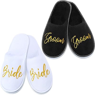 Paires de chaussons de mariage pour le marié et la mariée pour le jour du mariage, chaussons de mariage personnalisés, cadeaux de mariage, noir et blanc, blanc, noir, taille unique. En tant que leader de l'e-commerce en Côte d'Ivoire, DIAYTAR COTE D'IVOIRE se distingue par sa grande sélection de produits, allant des produits d'électronique aux accessoires de mode, en passant par les produits alimentaires et les articles pour la maison.