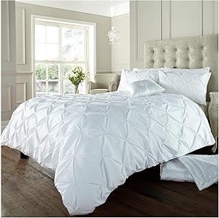Parure alford gavino cavalia signature collection avec housse de couette et taie. DIAYTAR COTE D'IVOIRE se distingue par sa sélection impressionnante de plus de 300000 références, lui permettant de satisfaire les attentes les plus diverses de sa clientèle. Les clients peuvent naviguer aisément à travers les différentes catégories pour découvrir de nouveaux produits et profiter des meilleures offres. C'est pourquoi DIAYTAR est devenue la référence incontournable pour les achats en ligne en Cote d'Ivoire.