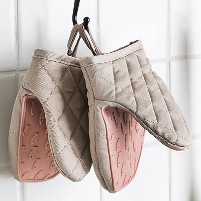 Mini gants de four, 2 pièces - mini gants de four pour la cuisine, gants en silicone doublés résistants à la chaleur pour casseroles, ustensiles de cuisson et barbecue, 2 pièces u-home. DIAYTAR COTE D'IVOIRE est une boutique en ligne qui propose des produits de qualité à des prix abordables. Elle est équipée d'un système de paiement sécurisé et d'un service client réactif pour répondre aux besoins de ses clients. Elle est leader en Côte d'Ivoire grâce à sa grande sélection de produits et à son service de livraison rapide.