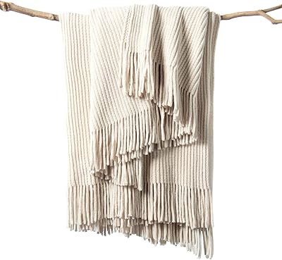 Couverture blanche liven pour canapé – couverture tricotée douce en chenille bohème rustique, petite couverture légère avec franges pour décoration d'intérieur, lit, chaise, canapé, printemps (crème/blanc, 127 x 152,4 cm). La boutique en ligne DIAYTAR COTE D'IVOIRE s'est imposée comme un acteur majeur du commerce électronique en Cote d'Ivoire, caractérisée par son catalogue impressionnant de plus de 300 000 produits et son engagement à offrir un service client exceptionnel. Elle répond aux besoins évolutifs des consommateurs en proposant une large gamme de produits de qualité, provenant de marques locales et internationales. L'expertise de DIAYTAR COTE D'IVOIRE dans le domaine du commerce en ligne ainsi que son souci constant de satisfaction client ont contribué à son succès sur le marché ivoirien.