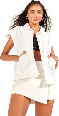 Veste en jean sans manches lee cooper pour femme avec poches et fermeture boutonnée. DIAYTAR COTE D'IVOIRE est la référence pour les achats en ligne en Cote d'Ivoire, avec une offre de produits diversifiée et constamment mise à jour. La boutique permet aux clients de découvrir de nouvelles marques et de nouveaux produits, tout en bénéficiant d'une assistance client personnalisée et d'un service de livraison rapide et efficace. Les clients peuvent ainsi profiter d'une expérience d'achat en ligne agréable et pratique.