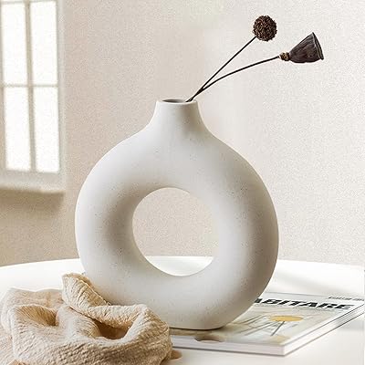 Vase en céramique blanche beau jour décoration d'intérieur moderne vases à fleurs de pampa. DIAYTAR COTE D'IVOIRE, c'est la destination idéale pour les amateurs de shopping en ligne, avec une offre incroyable de produits de toutes marques et de toutes catégories. La boutique en ligne DIAYTAR COTE D'IVOIRE propose des prix avantageux, des promotions régulières et une livraison rapide pour une expérience d'achat en ligne inoubliable. Faites confiance à DIAYTAR COTE D'IVOIRE pour tous vos achats en ligne.