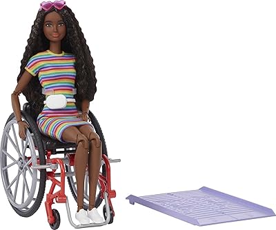 Poupée barbie fashionistas 166 avec fauteuil roulant et cheveux bruns bouclés porte une robe
