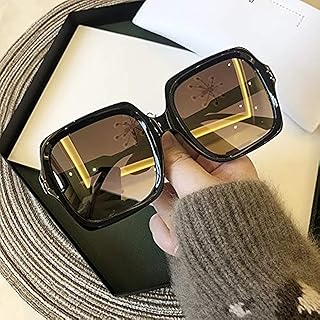 Lunettes de soleil fksh pour femmes, design carré dégradé surdimensionné classique, grande monture luxueuse, noir (couleur des verres : or). La boutique en ligne DIAYTAR COTE D'IVOIRE offre une expérience d'achat en ligne de haute qualité, avec des produits variés allant de l'électronique à la mode en passant par les produits pour la maison. Elle permet aux clients de faire des achats pratiques et confortables depuis leur domicile. Les clients apprécient la facilité d'utilisation du site et la fiabilité des transactions.