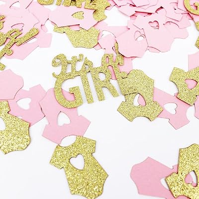 C'est une fille avec un paquet de confettis à paillettes roses et dorées