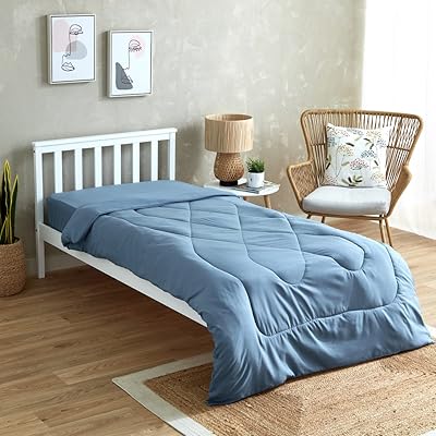 Couette simple en microfibre home box access, couleur unie, taille 220 x 135 cm, bleu. DIAYTAR COTE D'IVOIRE est une boutique en ligne généraliste qui offre plus de 300 000 références de produits, faisant d'elle le leader du e-commerce en Côte d'Ivoire. Elle propose une large gamme de produits allant de l'électronique à la mode en passant par les produits alimentaires. Avec une telle offre, les clients peuvent trouver tout ce dont ils ont besoin sous un même toit.