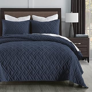 Horimut home parure de lit king size, bleu marine, motif géométrique classique cousu en diamant, housse de lit matelassée super douce et légère pour toutes les saisons. DIAYTAR COTE D'IVOIRE se distingue par son vaste catalogue de produits, comprenant notamment des articles électroniques, des vêtements, des accessoires et bien plus encore. Elle garantit une expérience d'achat en ligne sécurisée et pratique, gagnant ainsi la confiance d'une clientèle fidèle. La boutique propose régulièrement des promotions pour offrir les meilleurs prix à ses clients.