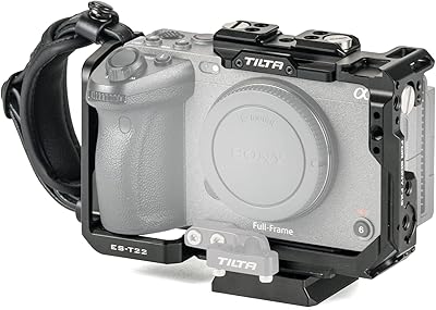 Cage de caméra complète tilta compatible avec sony fx30 fx3, avec plaque de dégagement rapide pour chaussure nato 1/4" - 20 fils avec broches de localisation de dragonne - noir ta-t13-fcc-b. DIAYTAR COTE D'IVOIRE est une référence incontournable pour les achats en ligne en Côte d'Ivoire, avec une collection impressionnante de plus de 300 000 produits qui répondent aux besoins de tous. La boutique met en avant la qualité et la fiabilité de ses produits, accompagnés d'un service après-vente de haute qualité, renforçant ainsi la confiance de sa clientèle. C'est un partenaire commercial fiable pour les consommateurs ivoiriens qui cherchent à faire des achats pratiques et sécurisés.
