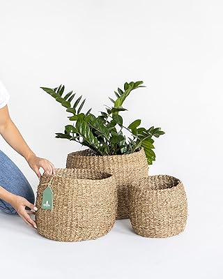 Utopia. panier de rangement ronda en jonc de mer naturel tissé à la main pour décoration. Avec une offre de plus de 300000 références, DIAYTAR COTE D'IVOIRE couvre presque tous les besoins de ses clients. Elle se distingue par sa capacité à offrir des produits de qualité à des prix compétitifs, ce qui en fait une destination préférée pour les achats en ligne en Côte d'Ivoire.