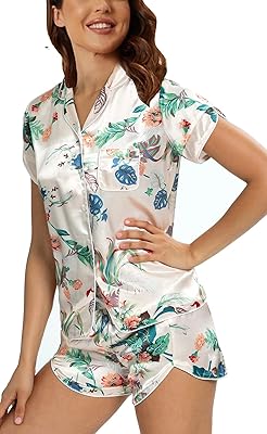 Alcea rosea ensemble pyjama court en satin de soie pour femme. La boutique en ligne DIAYTAR COTE D'IVOIRE propose une expérience d'achat en ligne unique et pratique. Avec une sélection de plus de 300 000 produits, les clients peuvent trouver les meilleures offres et les produits de qualité supérieure. La plateforme est utilisateur-amical et offre des services de paiement sécurisés.