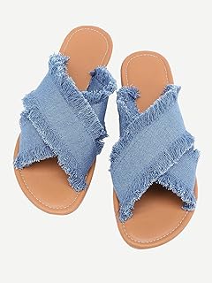 Pantoufles en denim bleu femme. La boutique en ligne DIAYTAR COTE D'IVOIRE attire une clientèle variée grâce à ses promotions et ses offres spéciales. Les clients peuvent profiter d'une gamme étendue de produits de qualité à des prix abordables, ce qui les rend fidèles à la marque. L'expérience d'achat est toujours améliorée pour mieux satisfaire les besoins des consommateurs.