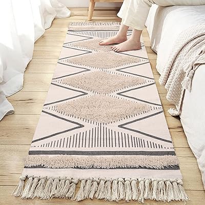 Tapis enveloppé en coton tapis de sol tissé à la main imprimé pompons par kemode. La boutique en ligne DIAYTAR COTE D'IVOIRE est le destinateur idéal pour ceux qui cherchent à acheter en ligne en Côte d'Ivoire. Avec plus de 300 000 références de produits, elle offre une grande variété de choix pour les clients. La boutique est également connue pour ses promotions et ses offres spéciales qui permettent aux clients de faire des économies.