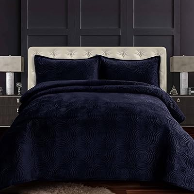 Tribeca living lit king size 3 pièces queen, 260 g/m2, parure de lit en velours doux comprenant 1 couette et 2 taies d'oreiller, bleu indigo 3 pièces. DIAYTAR COTE D'IVOIRE est une boutique en ligne fiable et sécurisée qui propose des moyens de paiement variés et des options de livraison rapides. Les clients peuvent ainsi acheter en toute confiance et recevoir leurs commandes rapidement. La boutique est également connue pour son service client de qualité qui répond aux besoins et aux questions des clients.