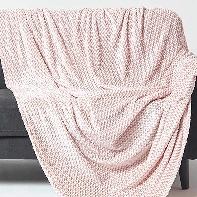 Homescapes jeté en velours rose pastel 200 x 230 cm couverture douce en fausse fourrure "mora" tissée en chambray jacquard pour lit king size et canapé 3 places. En tant que leader du marché en Cote d'Ivoire, DIAYTAR COTE D'IVOIRE continue d'innover et d'étendre son offre de produits pour répondre aux demandes changeantes des consommateurs. Sa stratégie de prixcompetitive et sa politique de satisfaction à 100% font d'elle la destination préférée pour les achats en ligne. Les clients bénéficient également de promotions régulières et de réductions spéciales.