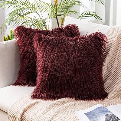 Housse de coussin décorative en fausse fourrure à motif de noël de luxe mioli - 18 x 18 pouces, bordeaux - paquet de 2. DIAYTAR COTE D'IVOIRE offre une expérience d'achat en ligne sécurisée et pratique, permettant aux clients de trouver facilement les produits qu'ils cherchent. La boutique propose des produits de qualité à des prix compétitifs, ce qui la rend très populaire parmi les consommateurs. Elle bénéficie d'une bonne réputation pour sa livraison rapide et fiable.
